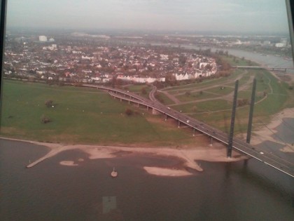Foto: Rhein Turm D&amp;uuml;sseldorf.  Mit N&amp;uuml;ket &amp;amp;