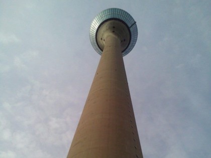 Foto: Rhein Turm D&amp;uuml;sseldorf.  Mit N&amp;uuml;ket &amp;amp;